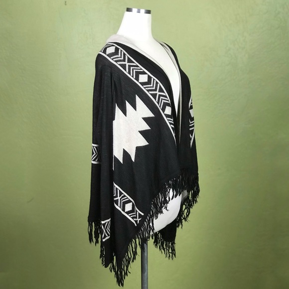 ROMEO + JULIET COUTURE Southwestern Boho Sweater M - Picture 2 of 8